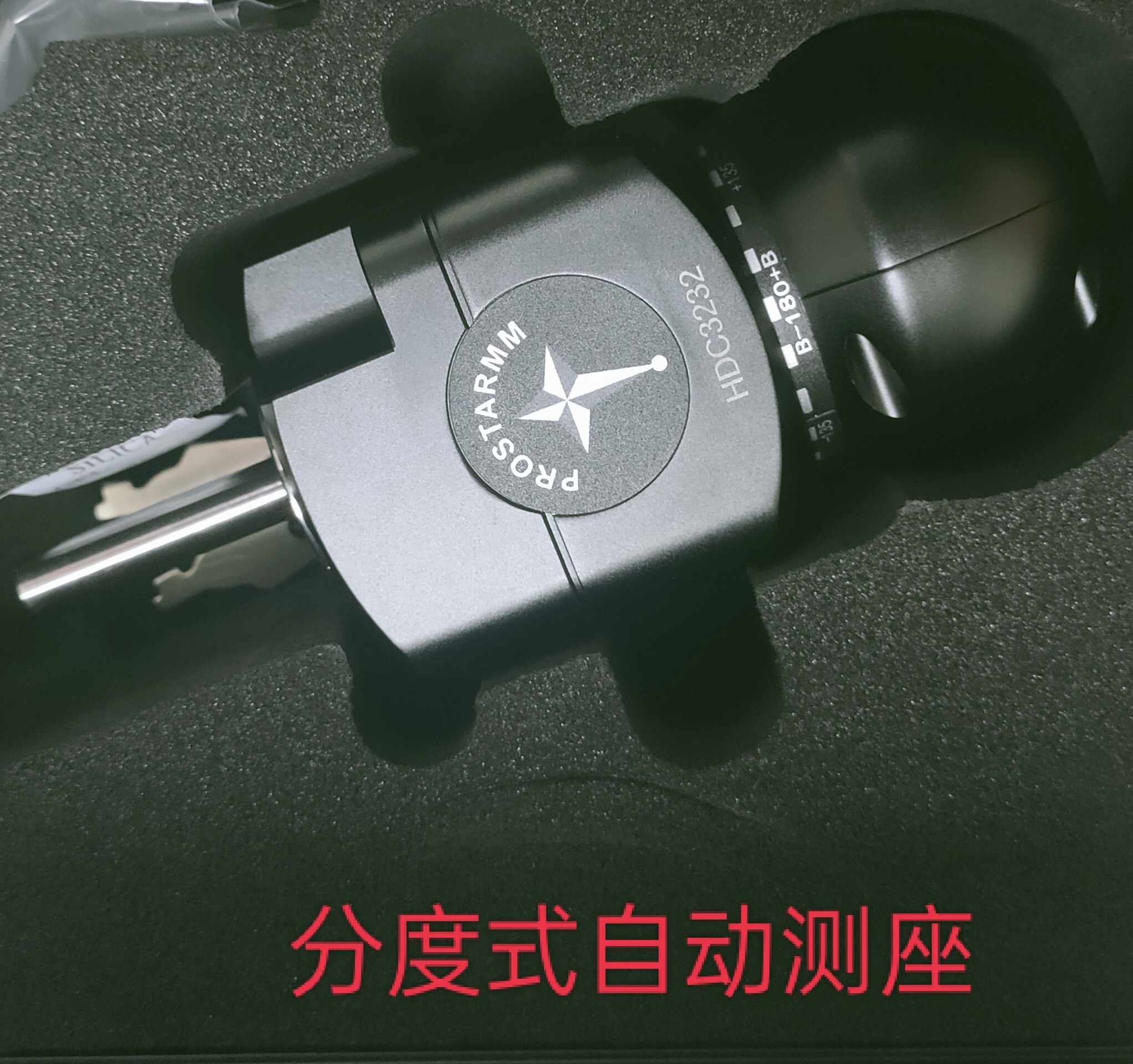 測頭：  CZ10T測座產品描述CZ10T分度式自動測座可實現俯仰、偏擺二軸的旋轉運動及定位，與雷尼紹PH10T測座可互換使用，兼容本公司的CF20、CF200等觸發式測頭。作為全新一代高精度、高效率測頭使用的測座，可實現復雜零件的快速和精密測量，不需要過多人為干預。在空間720個位置上實現快速定位測量，從而使三坐標測量機具備5軸測量能力。? 技術特點l 位置重復性：0.5μm（2σ）；l 運行速度：3.5s / 90°；l 定位角度：A軸0°～105°，7.5°分度共15個位置，B軸±180°，7.5°分度共48個位置；l 空間定位點：720個；l 兼容測頭種類：CF20，CF200，TP20，TP200， l 尺寸：長113mm，寬62mm；l 重量：645g；l 兼容雷尼紹PH10T測座及控制器。  CF20觸發式測頭：CF20觸發式測頭是一種5向或者6向接觸觸發式測頭，包括上、下兩個模塊，即測頭本體和測針吸盤。上、下模塊設計方便人工/自動更換測針，并且無需重新標定，極大節省測量時間。CF20測頭可與雷尼紹TP20測頭互換使用，兼容本公司CZ10M/CZ10T分度式測座。CF20測頭還有磁場敏感型CF20-N，供使用自動換針架的用戶選擇。